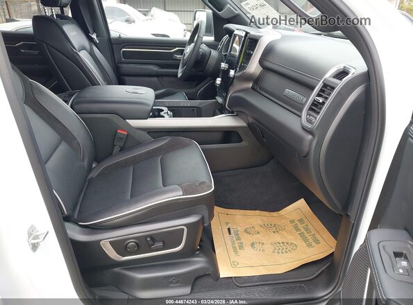 1C6SRFJP4TN259215 2026 RAM 1500 White Widok wnętrza z przodu
