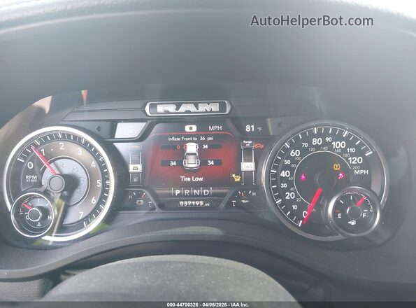 1C6SRFJT4NN367107 2022 RAM 1500 Черный Вид задних сидений