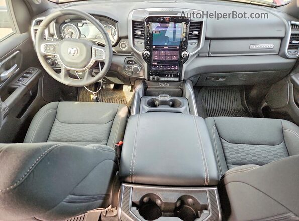 1C6SRFMPXSN518073 2025 RAM 1500 Красный Вид панели приборов
