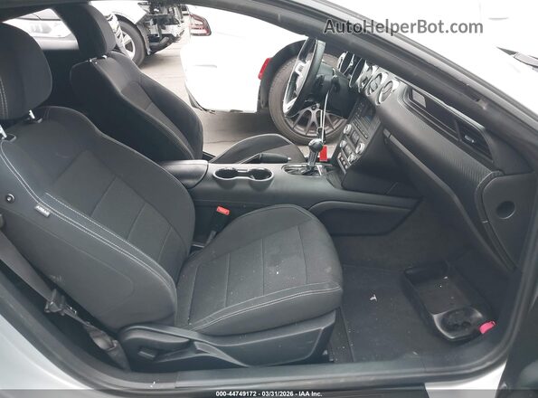 1FA6P8AM1G5221017 2016 FORD MUSTANG Серебряный Вид салона спереди