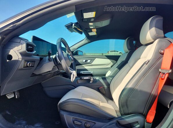 1FA6P8CF3R5430003 2024 FORD MUSTANG Черный Вид салона спереди