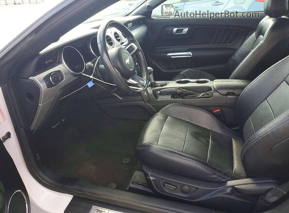 1FA6P8TH2M5102985 2021 FORD MUSTANG White Widok wnętrza z przodu