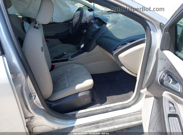 1FADP3F21JL269010 2018 FORD FOCUS Silver Widok wnętrza z przodu