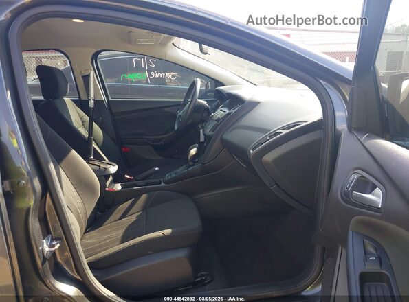 1FADP3FEXHL266207 2017 FORD FOCUS Серый Вид салона спереди