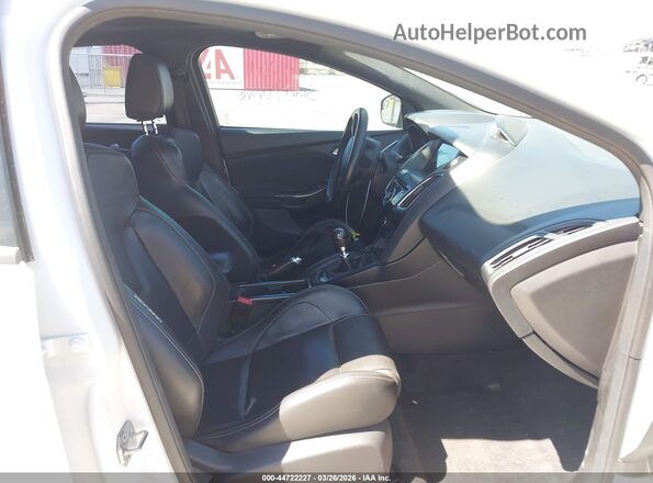 1FADP3L93JL211420 2018 FORD FOCUS ST Белый Вид салона спереди
