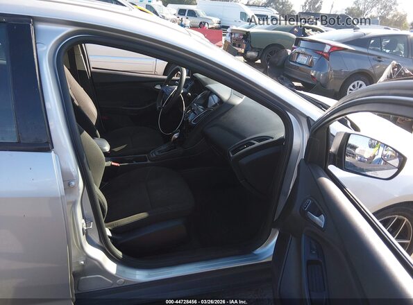 1FADP3M25HL232085 2017 FORD FOCUS Серебряный Вид салона спереди