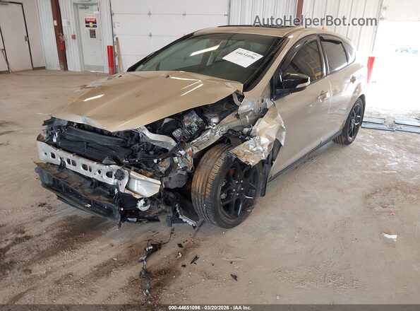 1FADP3M26HL305285 2017 FORD FOCUS Золотой Вид спереди