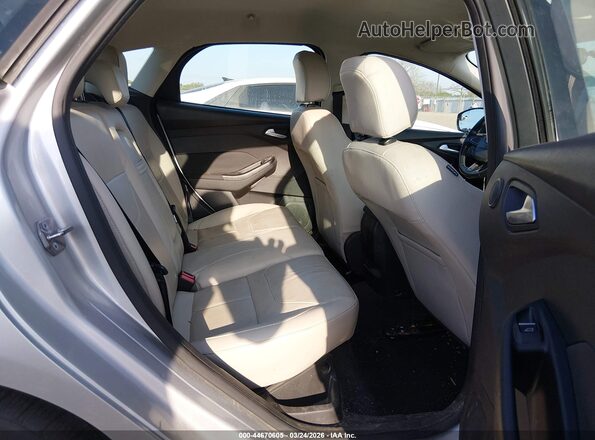 1FADP3N23GL326561 2016 FORD FOCUS Silver Vista de la etiqueta del VIN