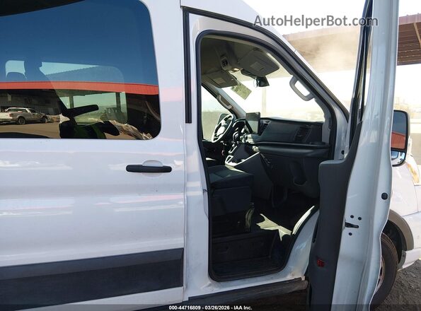 1FBAX2CG5NKA49604 2022 FORD PASSENGER White Vista interior delantera