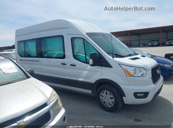 1FBAX2X82NKA79906 2022 FORD PASSENGER Белый Вид задней части салона