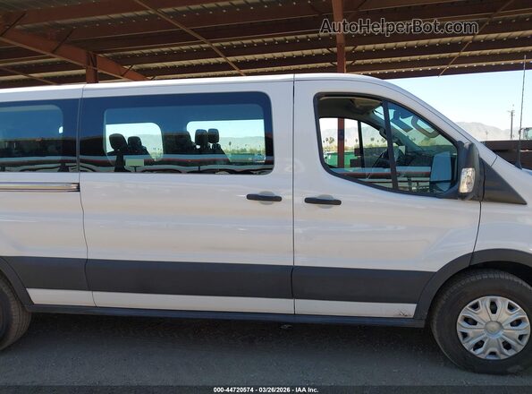 1FBAX2Y89NKA44827 2022 FORD PASSENGER Белый Вид задней части салона
