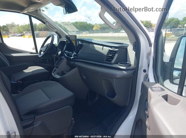 1FBAX2YG2RKA21368 2024 FORD PASSENGER Белый Вид салона спереди