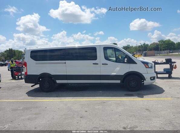 1FBAX2YG2RKA21368 2024 FORD PASSENGER Белый Вид задней части салона