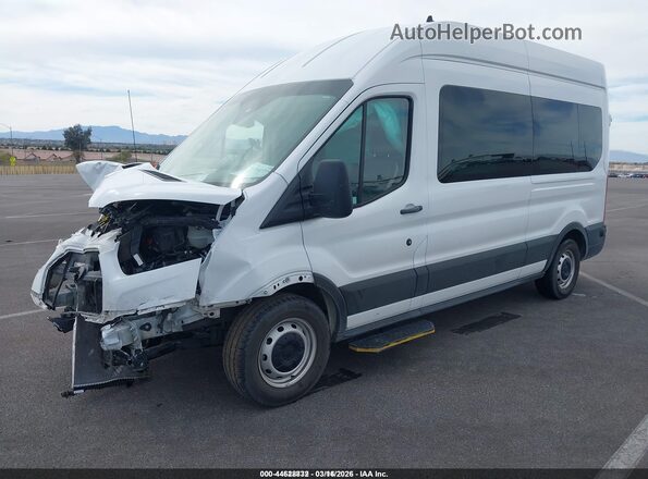 1FDAX2X84RKA56835 2024 FORD PASSENGER Белый Передняя левая четверть