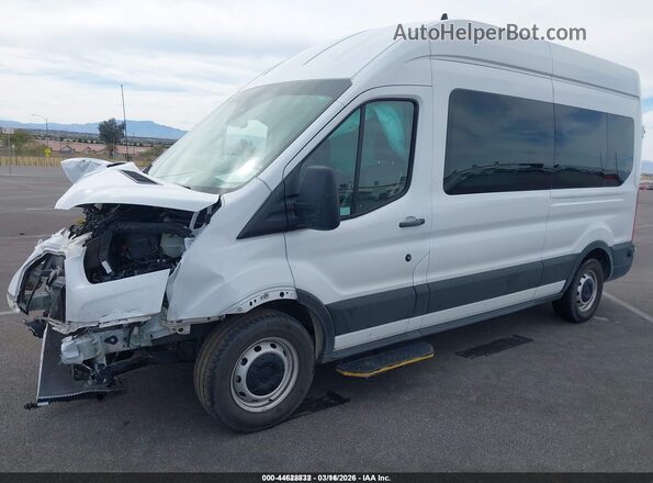1FDAX2X84RKA56835 2024 FORD PASSENGER Белый Вид задней части салона
