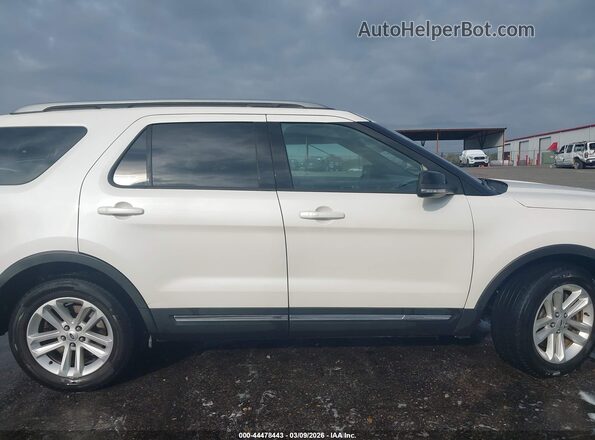 1FM5K7D86HGE22975 2017 FORD FORD EXPLORER Белый Вид задней части салона