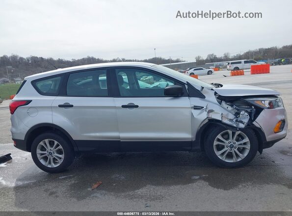 1FMCU0F73KUB01952 2019 FORD ESCAPE Серебряный Вид задней части салона