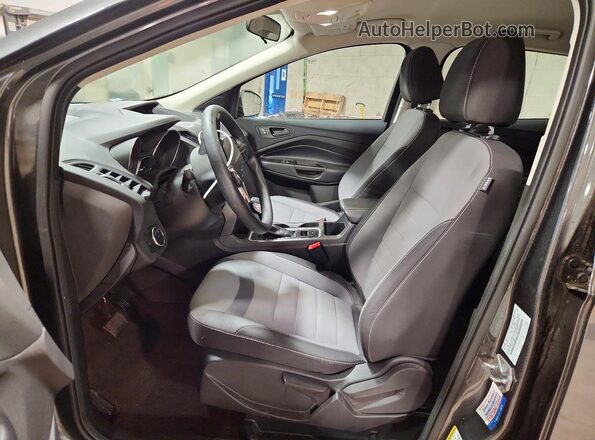 1FMCU0F75HUC39498 2017 FORD ESCAPE Серый Вид салона спереди