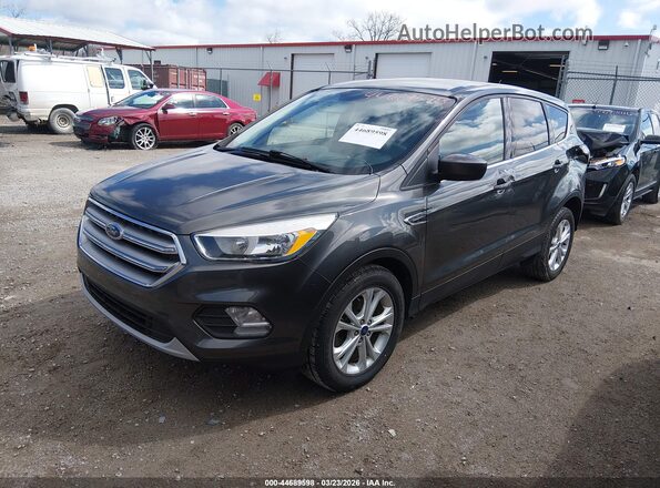 1FMCU0GD1HUD83683 2017 FORD ESCAPE Gray Vista tres cuartos delantera izquierda