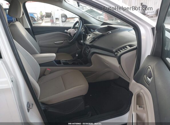 1FMCU0GD2HUE96686 2017 FORD ESCAPE White Widok wnętrza z przodu