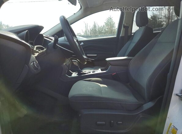 1FMCU0GD6JUA75995 2018 FORD ESCAPE Белый Вид салона спереди