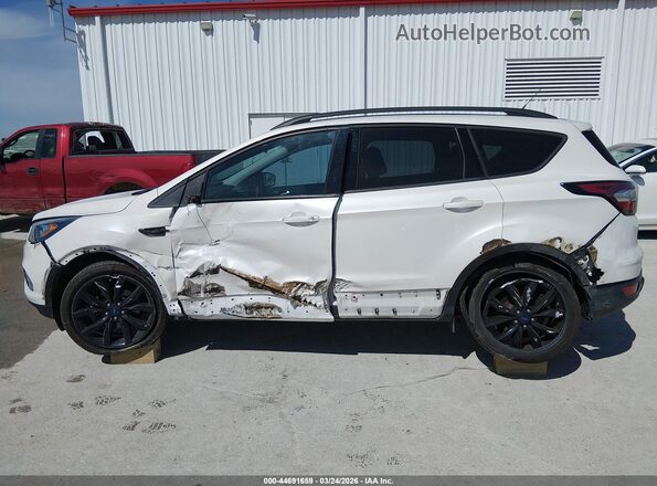1FMCU0GD8HUC61676 2017 FORD ESCAPE Белый Вид спереди