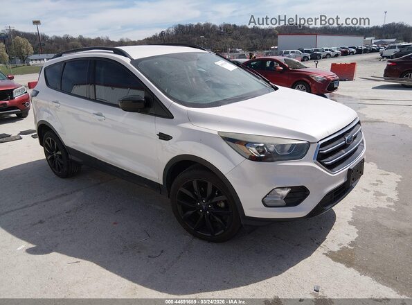 1FMCU0GD8HUC61676 2017 FORD ESCAPE Белый Передняя правая четверть