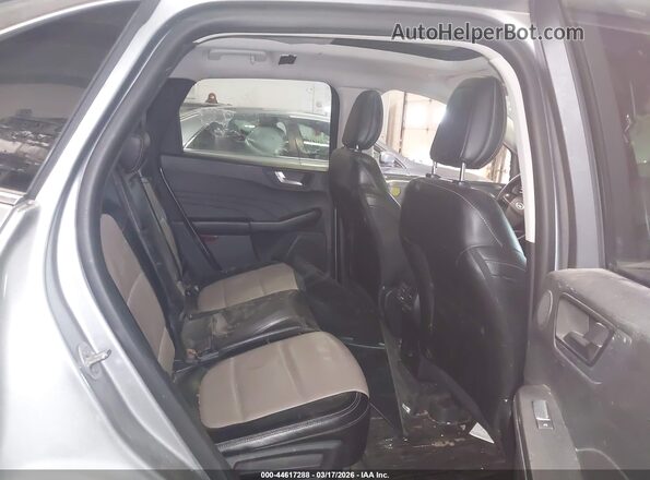 1FMCU9DZ2MUB15725 2021 FORD ESCAPE Silver Widok naklejki z numerem VIN