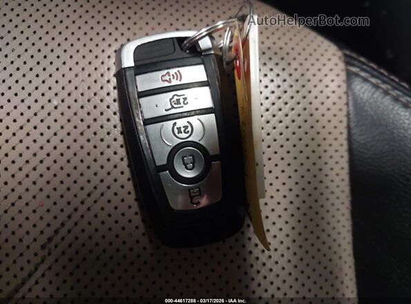 1FMCU9DZ2MUB15725 2021 FORD ESCAPE Silver Widok deski rozdzielczej