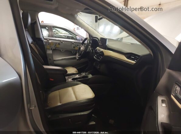 1FMCU9DZ2MUB15725 2021 FORD ESCAPE Silver Widok wnętrza z przodu