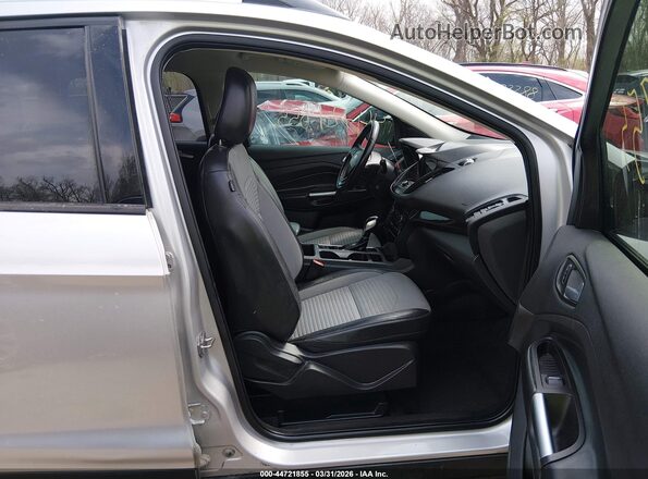 1FMCU9GD9KUB78270 2019 FORD ESCAPE Серебряный Вид салона спереди