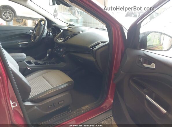 1FMCU9J96HUD19129 2017 FORD ESCAPE Красный Вид салона спереди