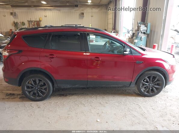 1FMCU9J96HUD19129 2017 FORD ESCAPE Красный Вид задней части салона
