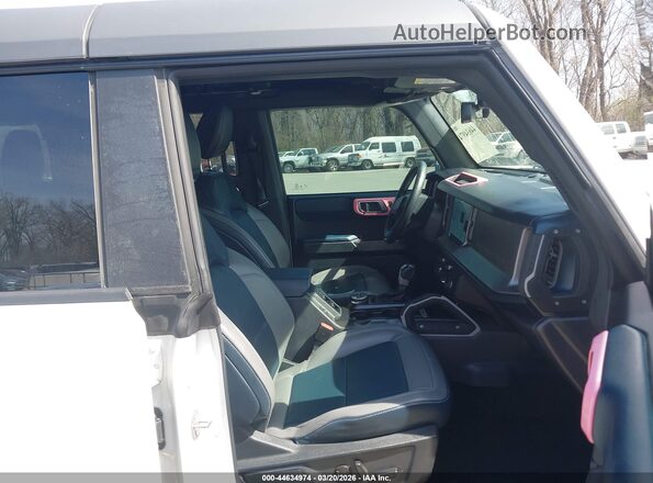 1FMEE5BP1NLB31907 2022 FORD BRONCO Белый Вид салона спереди