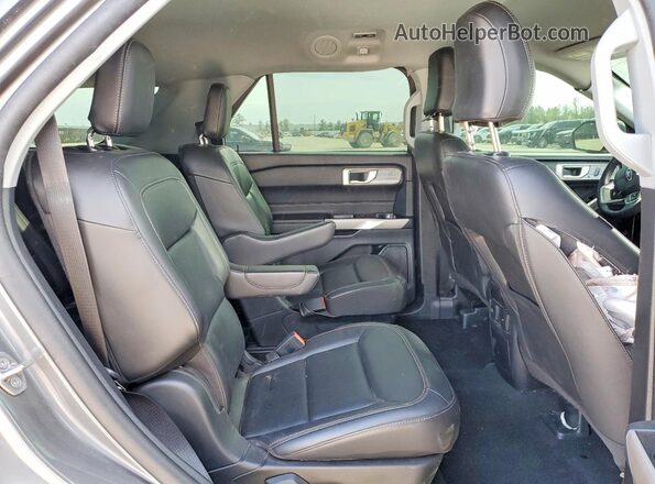 1FMSK7DH1RGA83627 2024 FORD FORD EXPLORER Gray Vista interior trasera