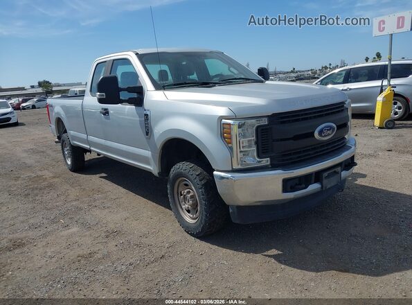 1FT7X2B60JEC83947 2018 FORD F-250 Серебряный Передняя правая четверть