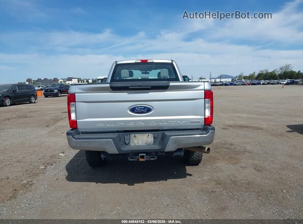 1FT7X2B60JEC83947 2018 FORD F-250 Серебряный 