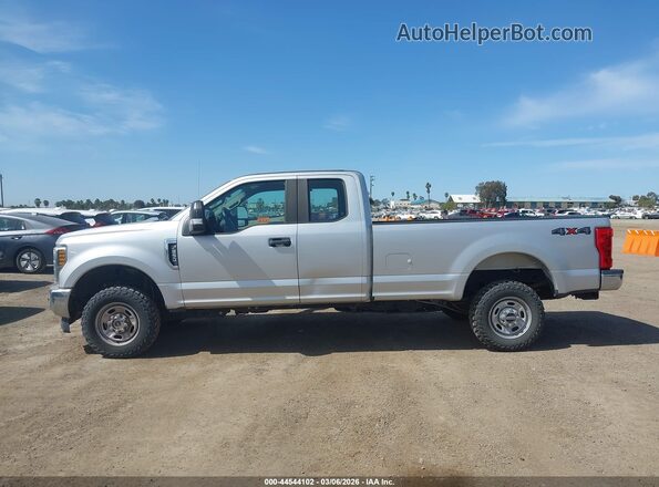 1FT7X2B60JEC83947 2018 FORD F-250 Серебряный 