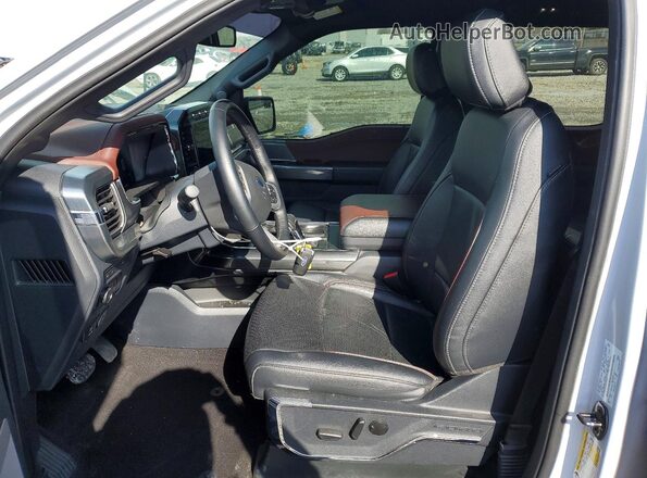 1FTFW1E54NKE92238 2022 FORD F150 Серебряный Вид салона спереди