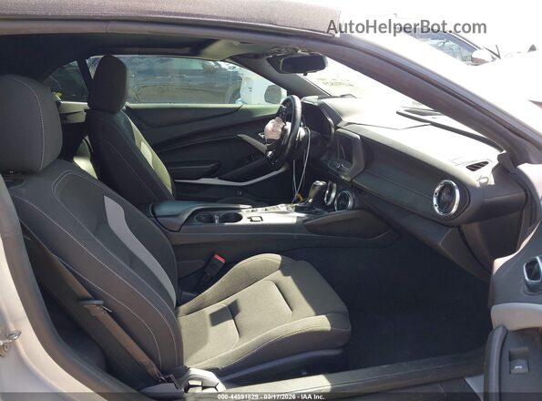 1G1FB3DS7K0153410 2019 CHEVROLET CAMARO Серебряный Вид салона спереди