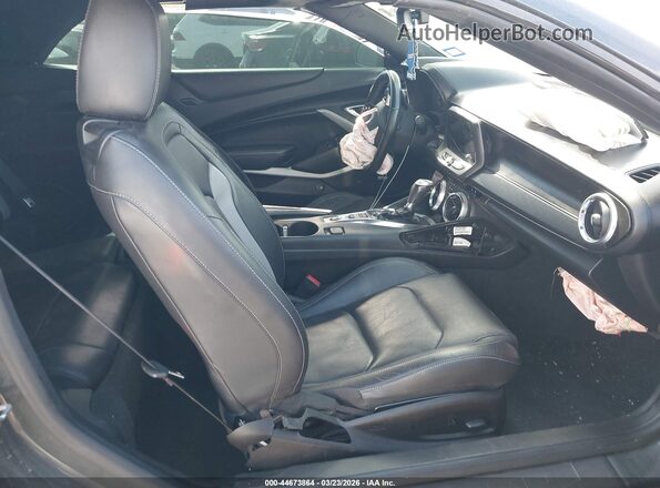 1G1FD3DX0J0180002 2018 CHEVROLET CAMARO Серый Вид салона спереди