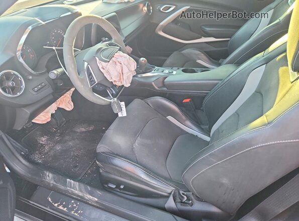 1G1FE1R76L0105933 2020 CHEVROLET CAMARO Черный Вид салона спереди
