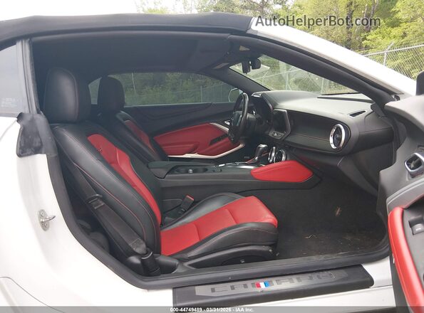 1G1FH3D72P0104469 2023 CHEVROLET CAMARO Белый Вид салона спереди
