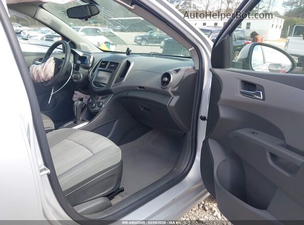 1G1JC6SH7G4155139 2016 CHEVROLET SONIC Серебряный Вид салона спереди