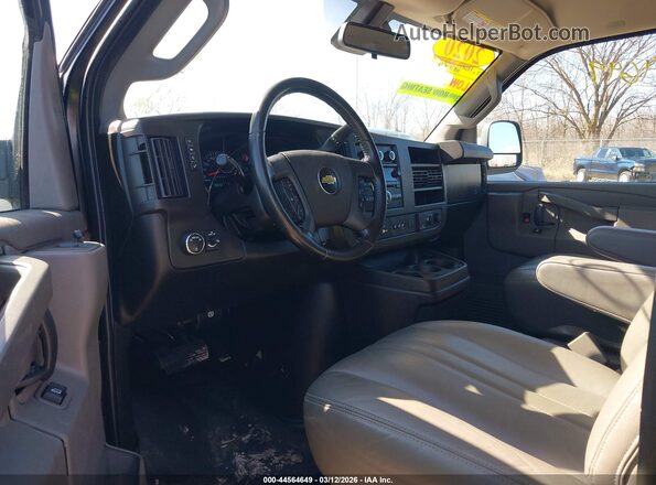 1GAZGNFPXL1254522 2020 CHEVROLET EXPRESS Черный Вид салона спереди