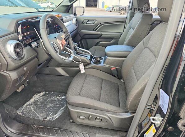 1GCPTCEK8T1108933 2026 CHEVROLET COLORADO Black Вид салону спереду