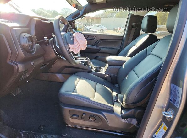 1GCPTEEK6T1109266 2026 CHEVROLET COLORADO Silver Widok wnętrza z przodu