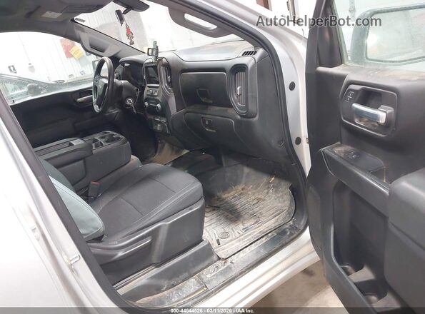 1GCUYAEFXKZ240622 2019 CHEVROLET SILVERADO Серебряный Вид салона спереди