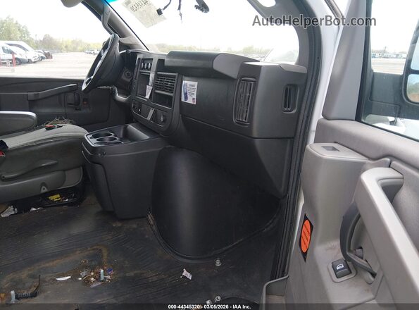 1GCWGAF19K1220035 2019 CHEVROLET EXPRESS Белый Вид салона спереди