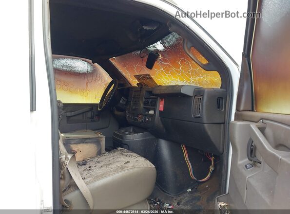 1GCWGAFF3H1280588 2017 CHEVROLET EXPRESS Белый Вид салона спереди